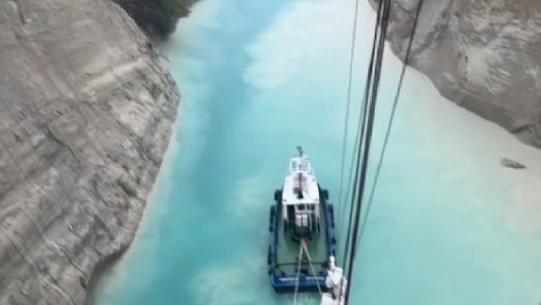 Imagini spectaculoase cu nava-școală „Mircea” în traversarea canalului Corint pe furtună