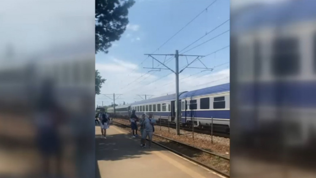 Incident pe calea ferată: pasageri blocați timp de trei ore în Ilfov, după ce o locomotivă a luat foc