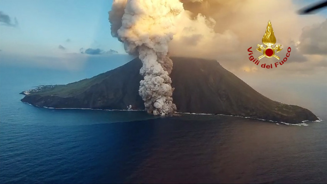 Vulcanul Stromboli a erupt, generând o coloană de cenușă și un flux de lavă