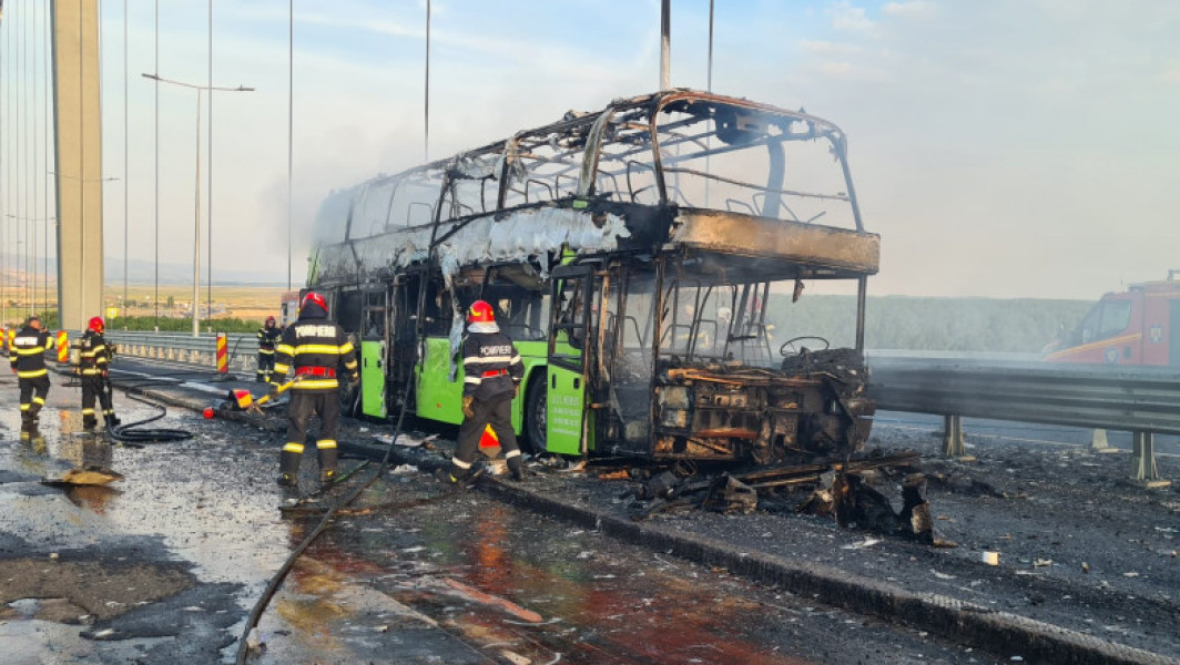 Un autocar cu 35 de cetățeni ucraineni a luat foc pe podul de la Brăila
