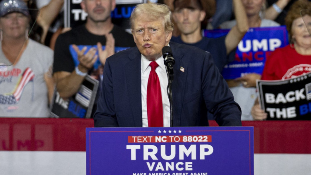 Donald Trump își atacă rivala Kamala Harris la primul miting de campanie după retragerea lui Biden