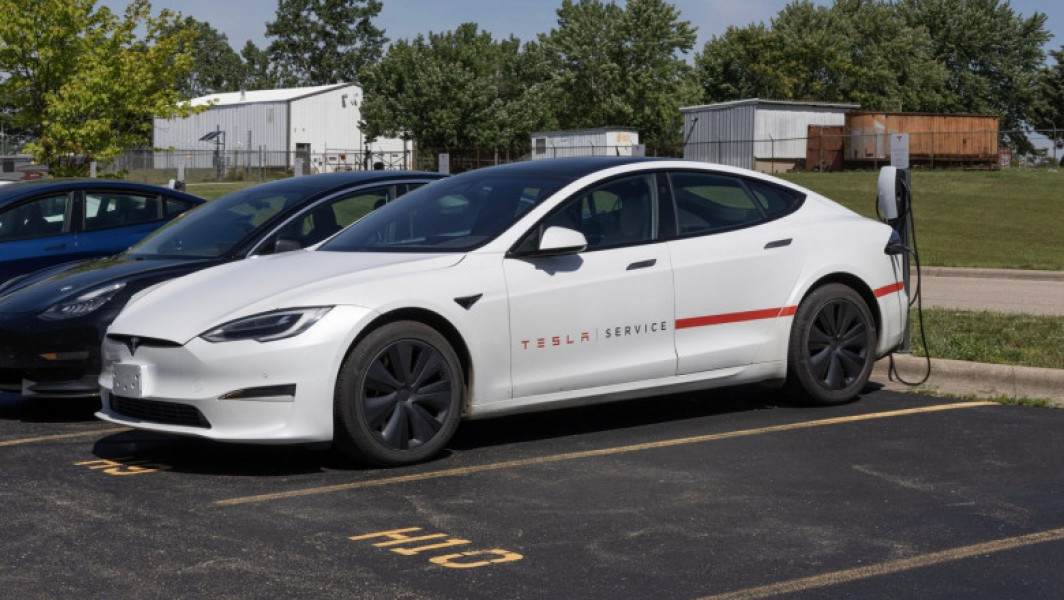 Tesla recheamă peste 1,8 milioane de vehicule din cauza unei probleme la capotă
