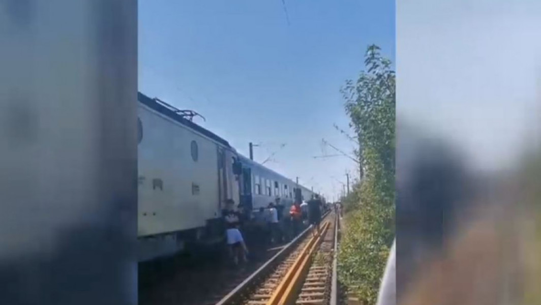 Incident feroviar aproape de o tragedie: trenuri de marfă și de călători s-au oprit unul în fața celuilalt