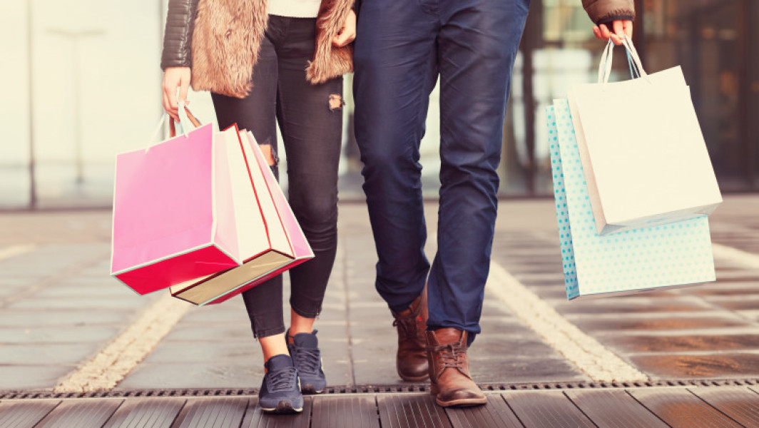 Oamenii renunță la cumpărăturile online în favoarea magazinelor fizice