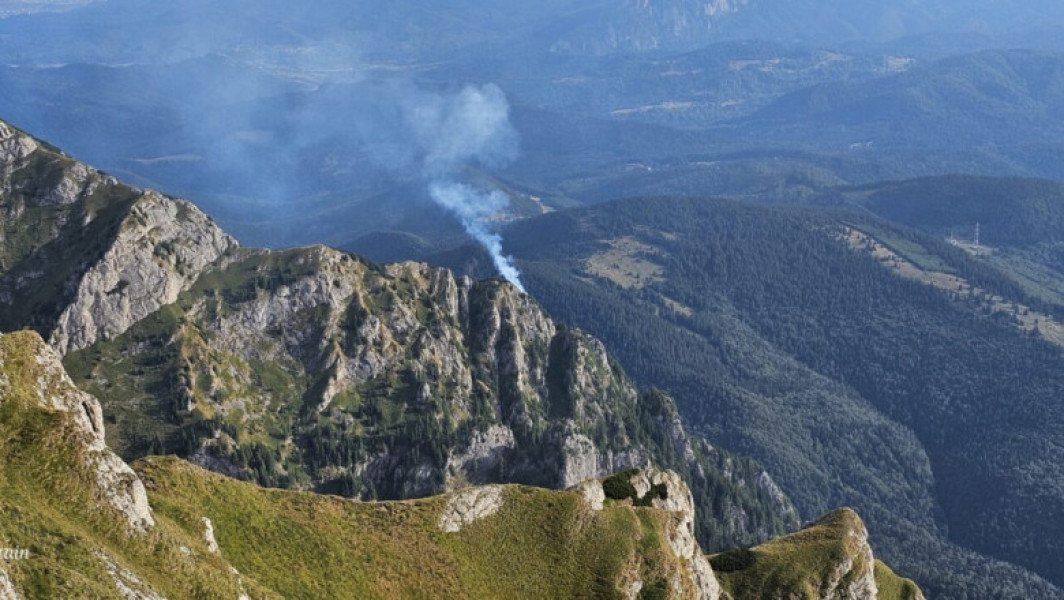 Furtuna provoacă incendiu de vegetație în Masivul Bucegi