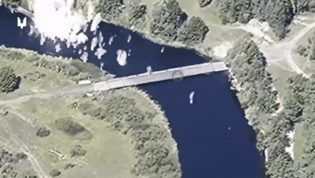 Ucraina distruge un pod de pontoane construit de ruși peste râul Seim