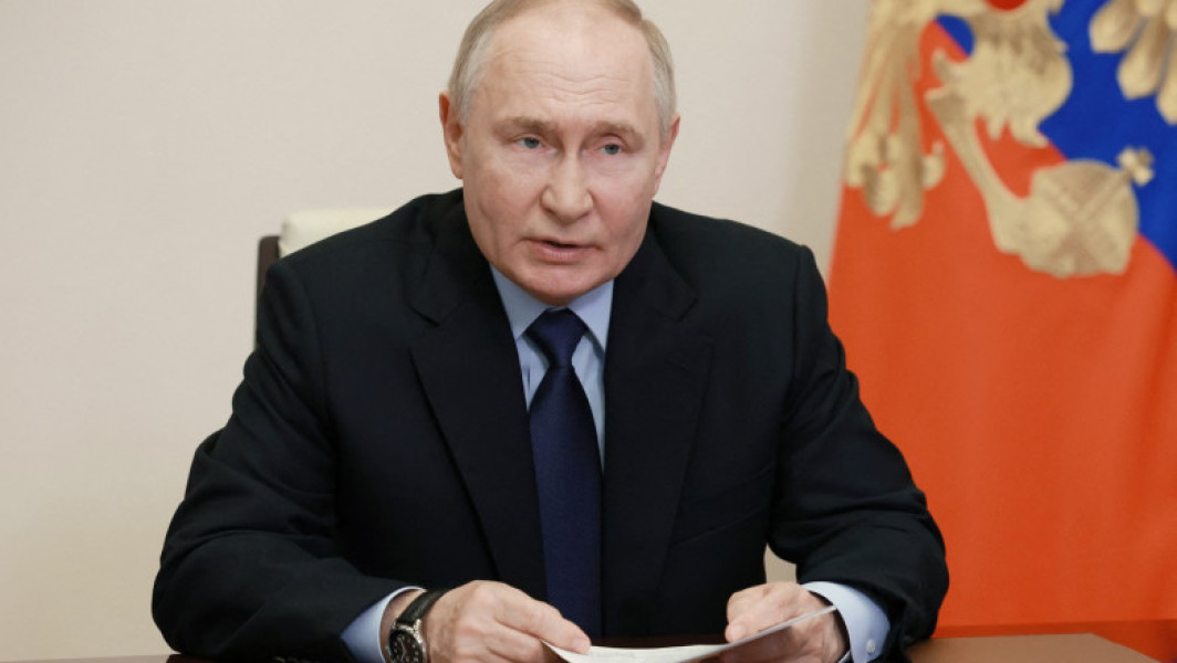 Vladimir Putin sărută un Coran aurit în timpul vizitei în Cecenia