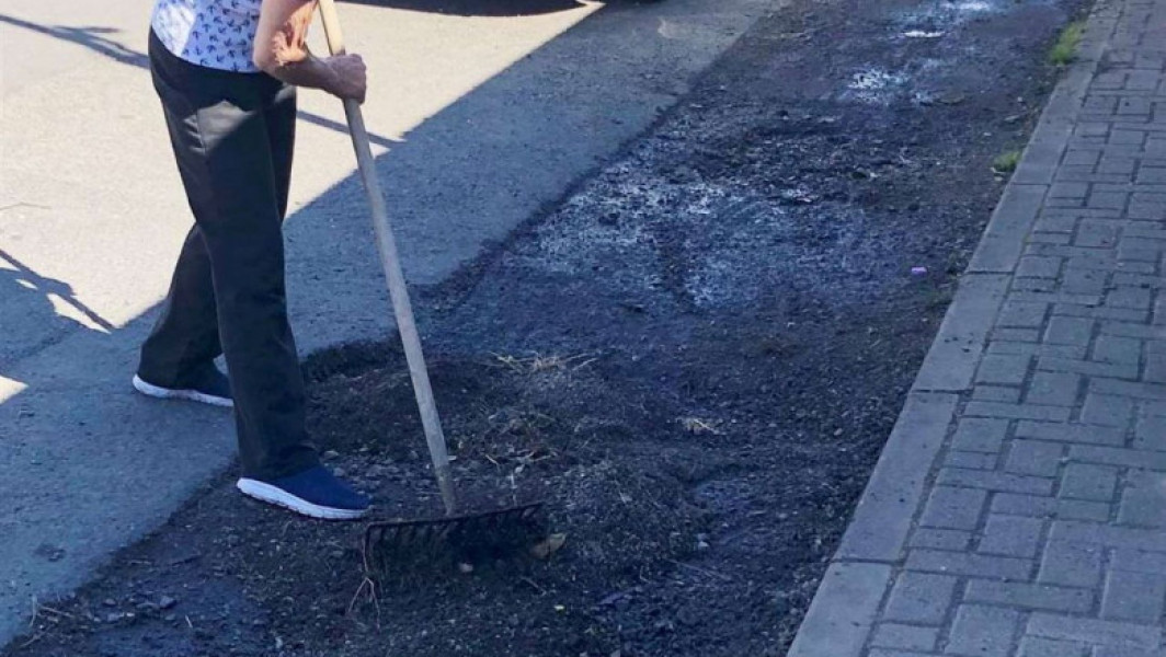 Jenny Paterson, o pensionară din Caithness, repară gropile de pe stradă
