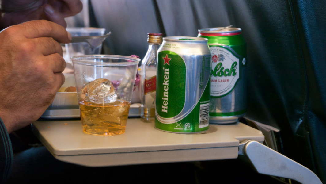 Ryanair propune limitarea consumului de alcool la două băuturi per persoană în avioane și aeroporturi