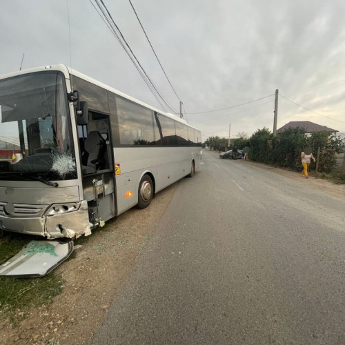 Accident rutier în Matca cu un autobuz plin de elevi