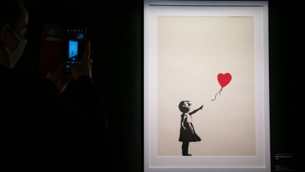 Doi bărbați acuzați de furtul unei opere de artă semnate de Banksy din Londra