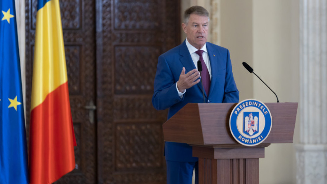 Klaus Iohannis îl decorează pe Aurelian Bădulescu cu Ordinul Național "Pentru Merit"