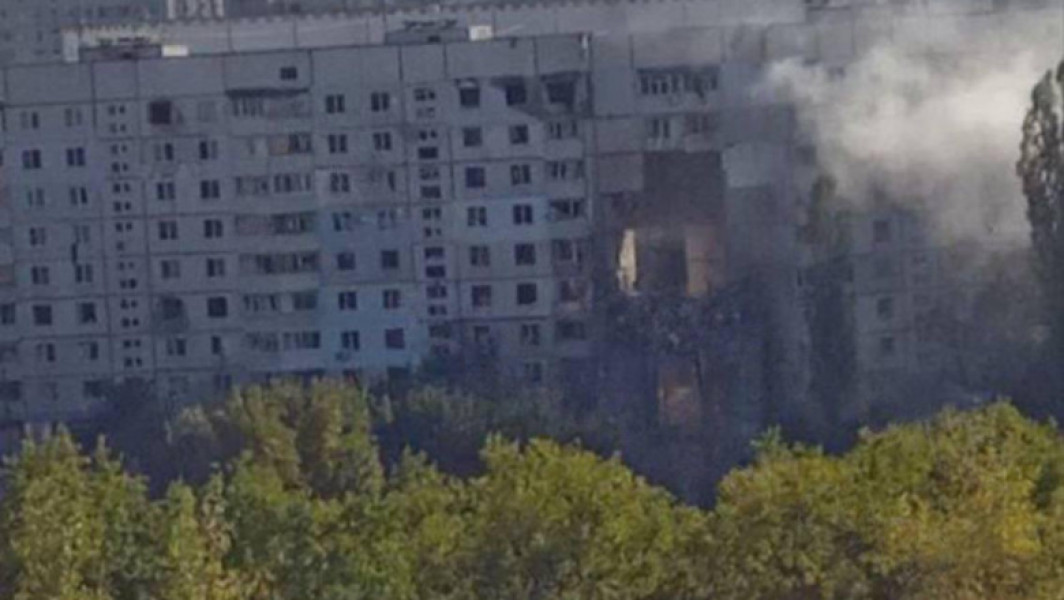 Rusia atacă un bloc de locuințe din Harkov, provocând victime