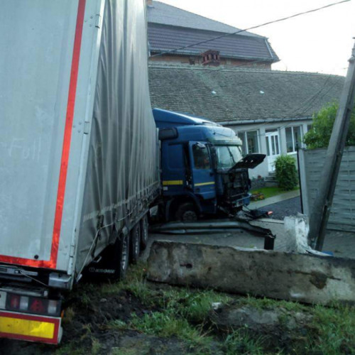 Accident grav în Braniștea: Un tir a intrat într-o casă