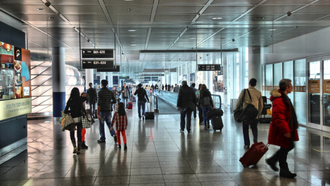 Doi pensionari români, prinsi la aeroport cu bijuterii de lux în valoare de 650.000 de euro