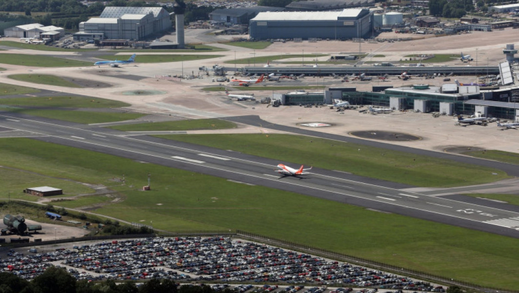 Un bărbat reținut pentru urcare neautorizată într-un avion la aeroportul Manchester