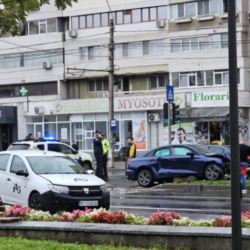 Accident pe strada Brailei: Semafor doborât de un autoturism