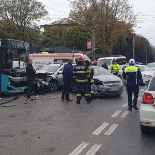 Accident rutier serios pe strada Traian, lângă Spitalul Militar