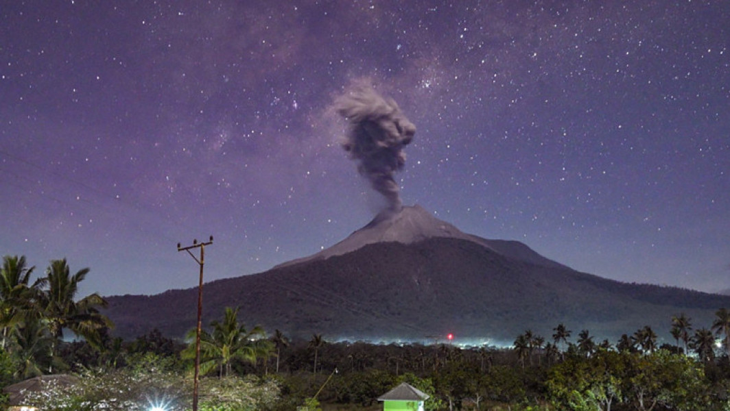 Eruptie vulcanica in Indonezia: Bilant de 10 morti si evacuari pe insula Flores