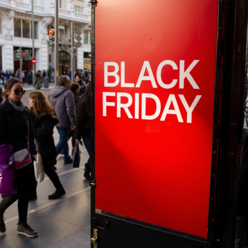 O treime dintre români planifică cheltuieli mari de Black Friday 2024