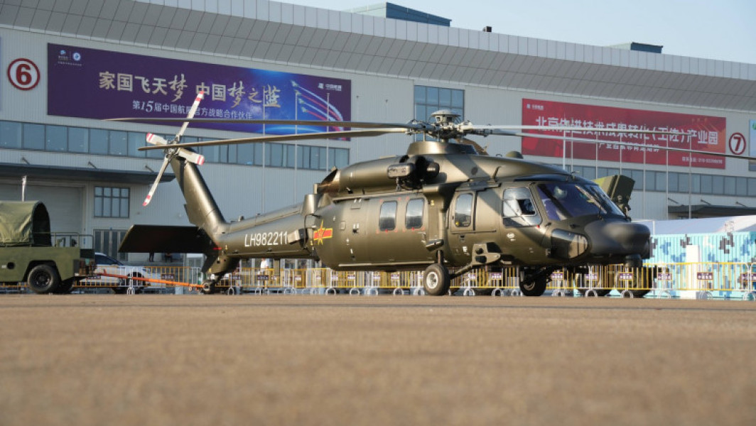 Armata chineză prezintă noul elicopter Z-20J în cadrul celui mai mare show aerian