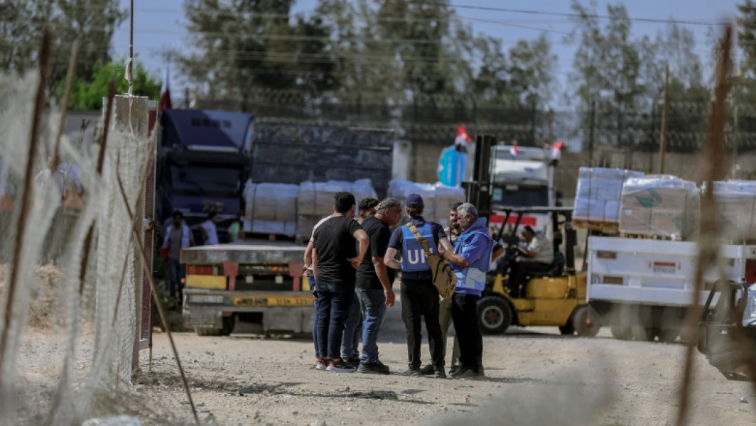 Un convoi umanitar ONU a fost atacat „cu violență” în Fâșia Gaza. Aproape 100 de camioane care transportau alimente au fost jefuite 