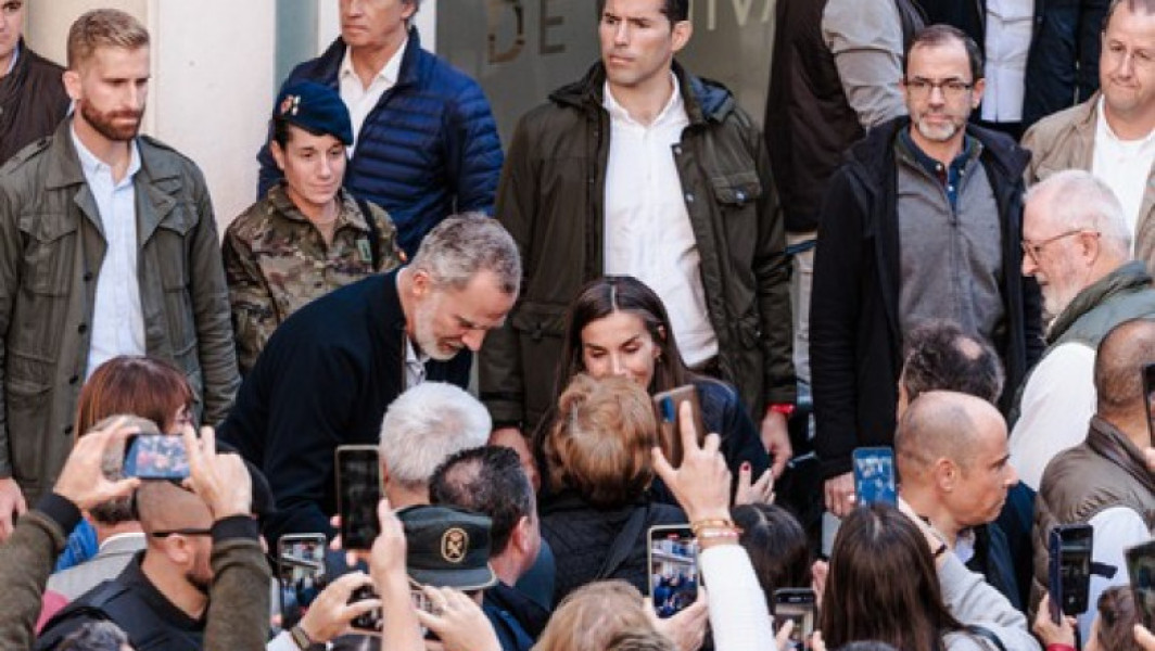 Regele Felipe al VI-lea și Regina Letizia vizitează satele afectate de inundații din Spania