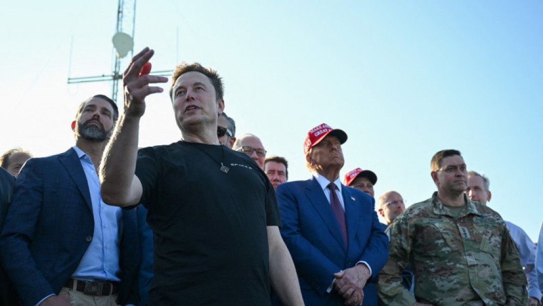 Donald Trump și Elon Musk asistează la lansarea rachetei Starship în Texas
