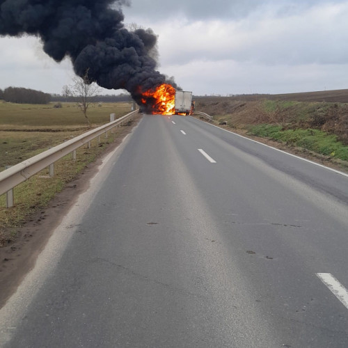 Traficul rutier blocat la ieșirea din Costache Negri din cauza unui camion în flăcări