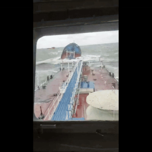 petrolier rusesc s-a rupt în două în strâmtoarea Kerci, soldat cu o deversare de petrol