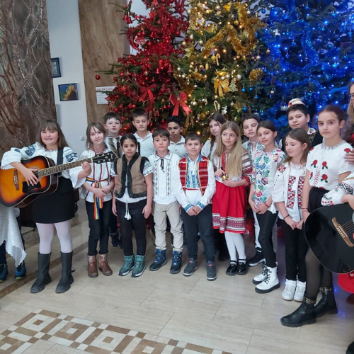 Elevii de la Şcoala Gimnazială &quot;Sf. Nicolae&quot; din Vânători, colindători de sărbătoare