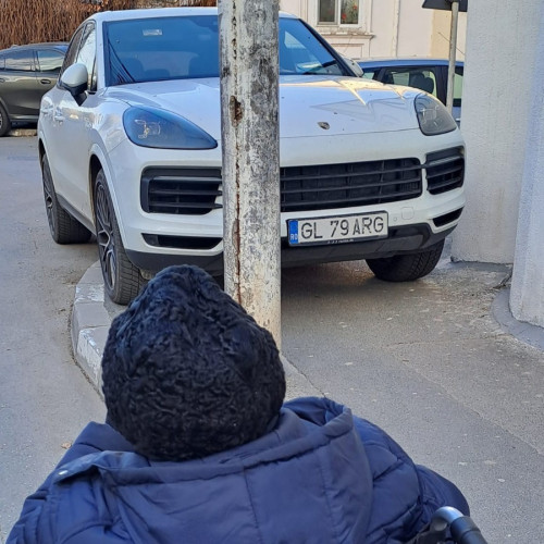 Problema parcărilor pe trotuare, semnalată de cititorii ziarului