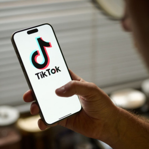 Albania impune interdicție de un an pentru TikTok după uciderea unui adolescent