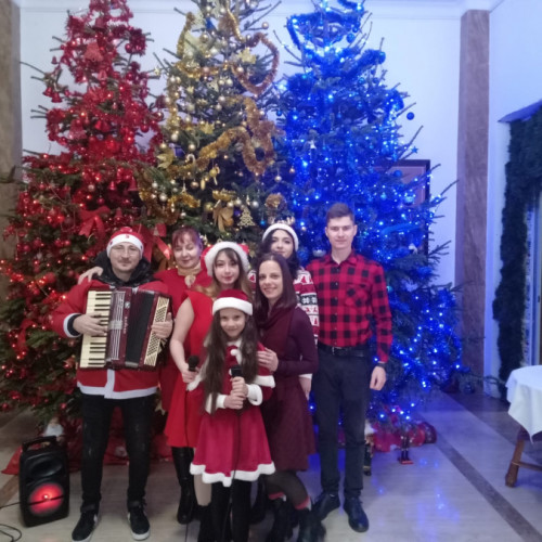 Colindători de la grupul vocal &quot;MI RE LA&quot; transmit urări de sărbători