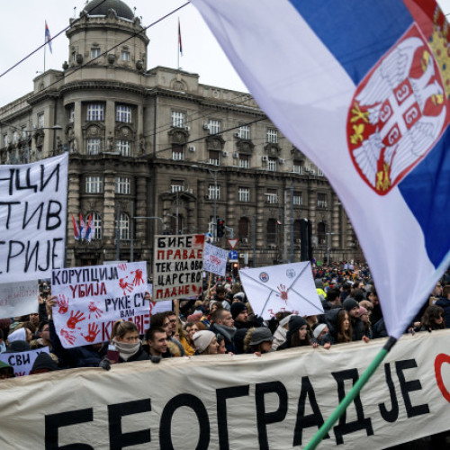 Sute de studenți protestează în Belgrad împotriva guvernului