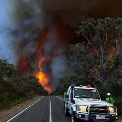 Pompierii din Australia se luptă cu un incendiu de vegetație masiv în Victoria