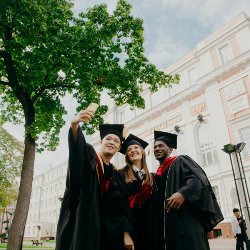 Tinerii din România pot aplica pentru bursele United World Colleges