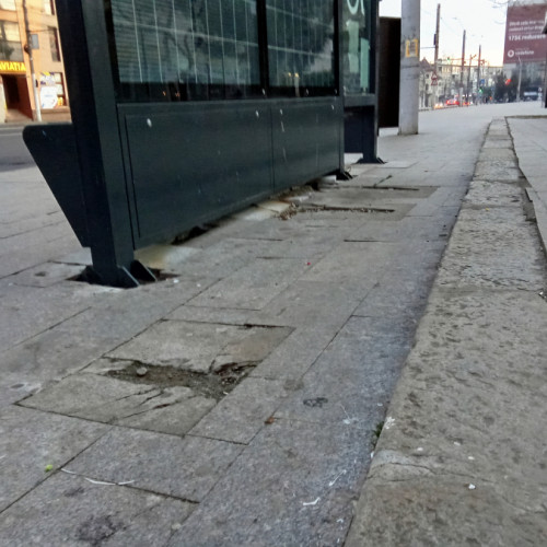 Vandalizarea primei stații smart de transport din Potcoava de Aur