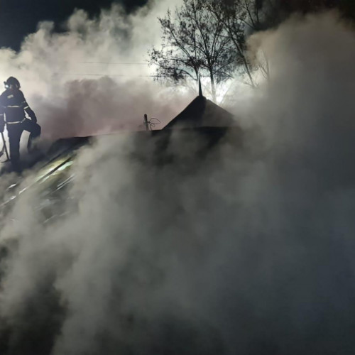 Incendiu devastator la Piscu: un bărbat rănit