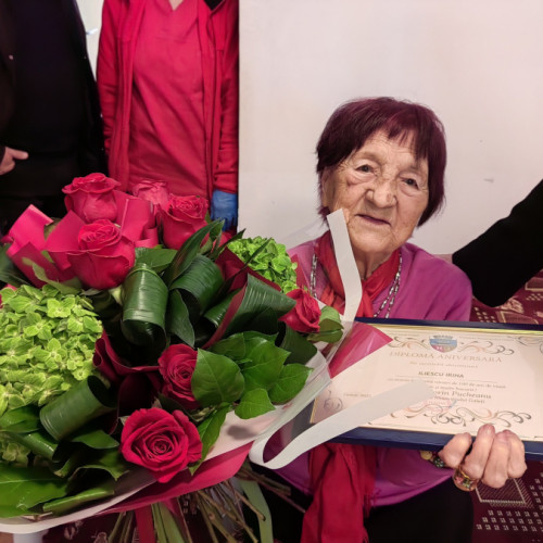 Irina Iliescu, o galateanca de 100 de ani, sărbătorită cu flori și diplomă