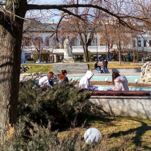 Domnișoarele din Galați studiază matematica în parc