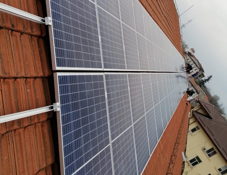 Statul va finanța instalarea de panouri fotovoltaice pe blocuri
