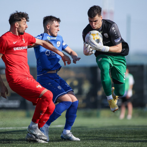 Bacău continuă să fie favorită în barajul pentru promovarea în Liga a II-a, după un meci dificil împotriva echipei Unirea Branistea, potrivit noteaza viata-libera.ro. În ciuda unei duble victorii în meciurile anterioare cu Stiinta Miroslava, echipa oaspete nu a reușit să repete succesul și a pierdut cu scorul de 3-1 în confruntarea de la Rusi Ciuntea, un sat din apropierea Bacăului.