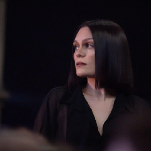 Jessie J, cântăreața britanică, a anunțat că suferă de cancer de sân în stadiu incipient și că urmează să fie operată după concertul de la Summertime Ball, programat pentru această lună. Potrivit digi24.ro, artista a făcut public diagnosticul într-o postare emoționantă pe Instagram, unde a spus: „Am fost diagnosticată cu cancer de sân în stadiu incipient. Cancerul este groaznic în orice formă, dar eu mă agaț de cuvântul <>”. În vârstă de 37 de ani, Jessie J, al cărei nume real este Jessica Cornish, a explicat că în ultima vreme a trecut prin numeroase investigații medicale.