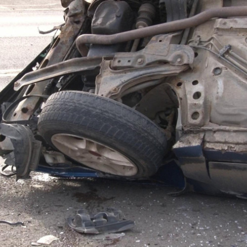 Un bărbat din Ghidigeni, de 41 de ani, și-a complicat viața după ce a urcat baut la volan și a provocat un accident rutier. Conform sursei viata-libera.ro, individul a pornit cu mașina pe drumul național DE 581, chiar dacă fusese băut zdravăn. La un moment dat, el a pierdut controlul volanului și a ieșit de pe carosabil, răsturnându-se pe câmp.