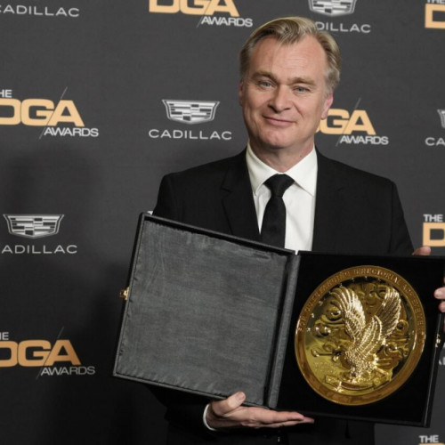 Christopher Nolan, câștigătorul DGA Award și favoritul la Oscarul pentru regie pentru drama "Oppenheimer", decrie victoria sa ca fiind "totul" pentru el. "20 Days in Mariupol" câștigă premiul pentru cel mai bun documentar la Gala DGA Awards.