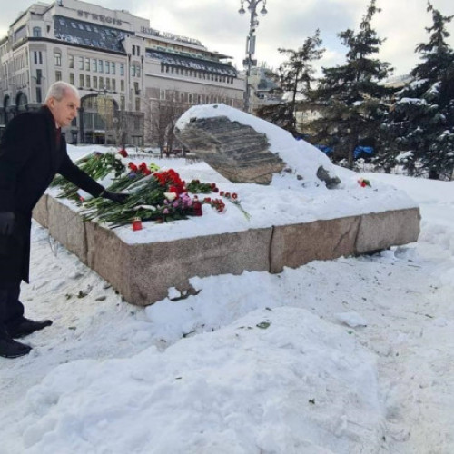 România comemorează Alexei Navalnîi prin depunerea unei coroane de flori la monumentul victimelor represiunii politice din Piatra Solovetsky