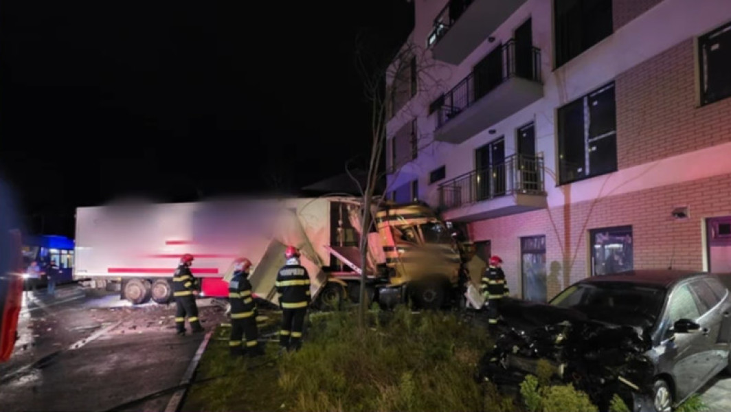 TIR intră într-un bloc din Cluj-Napoca după pierderea controlului