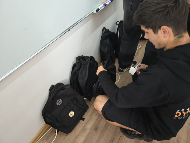 Elevii CNVA donează ghiozdane în Vaslui, promovând robotica