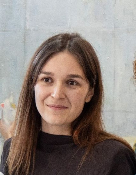 Expoziție la Galați: Diana Melnic pictează lumea copilăriei cu sensibilitate